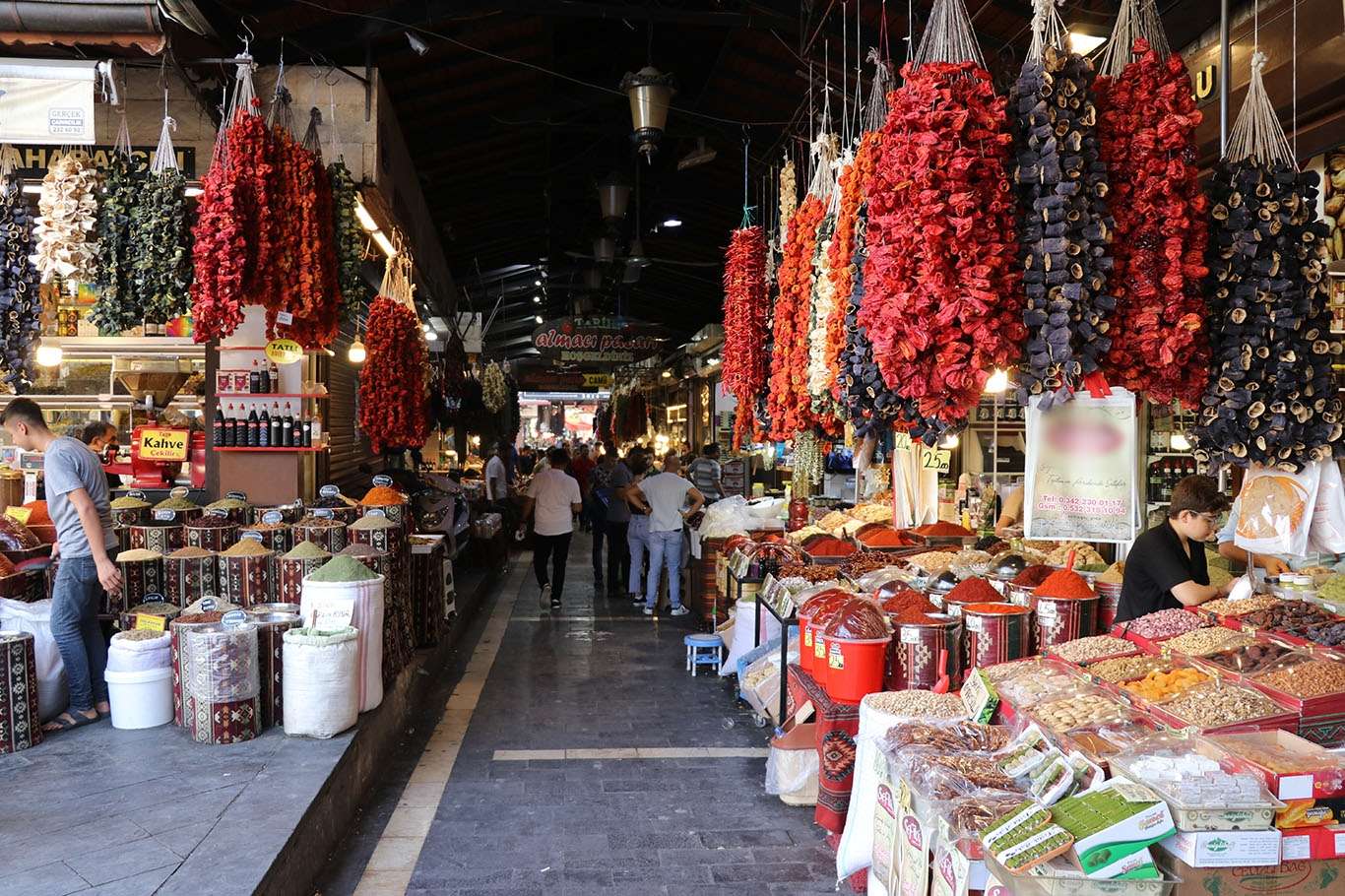 Dönüş yoluna geçen gurbetçiler yöresel ürünlere rağbet gösteriyor Dönüş yoluna geçen gurbetçiler yöresel ürünlere rağbet gösteriyor